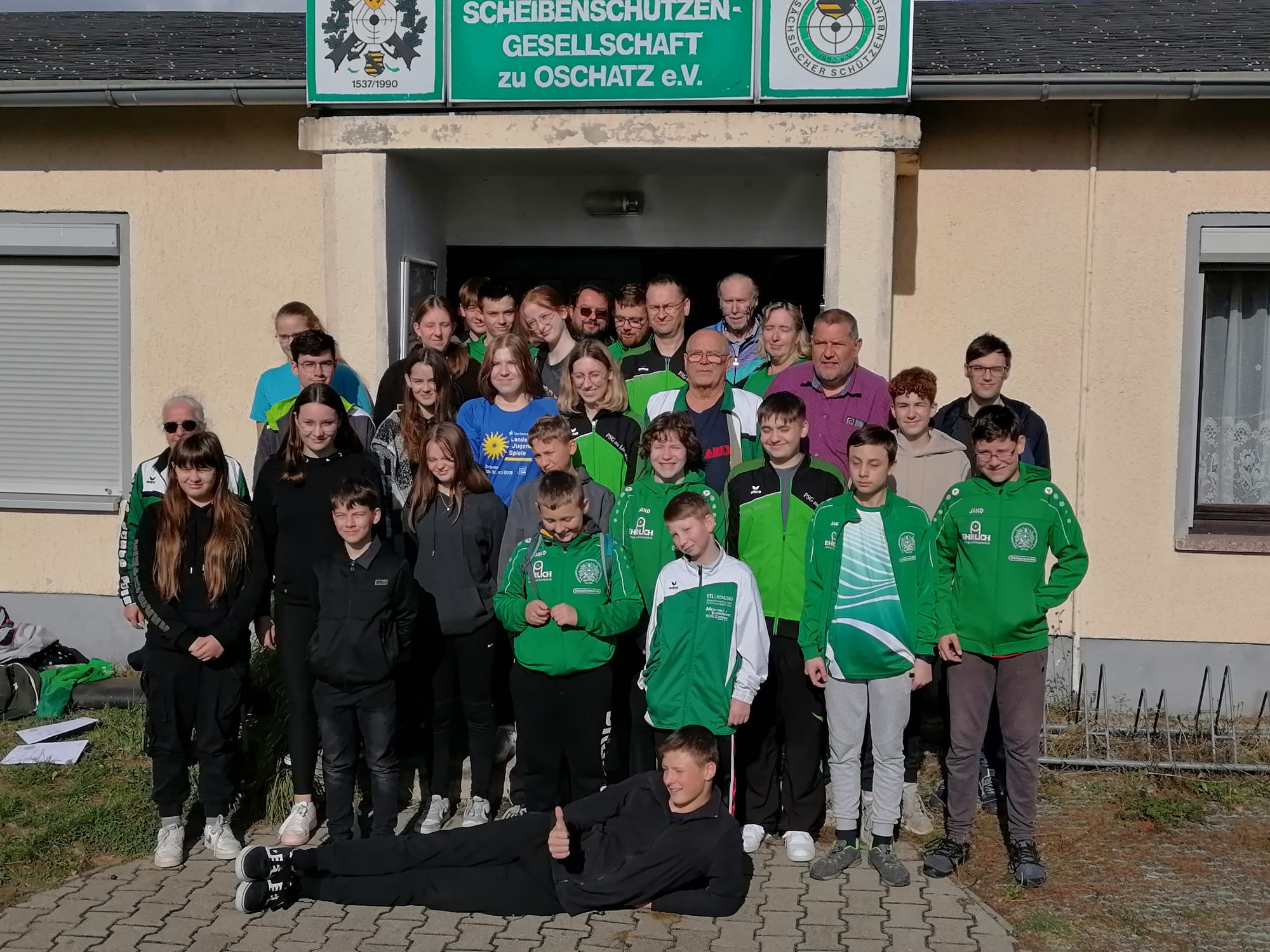 Unsere Gruppe an Trainern und Jungschützen